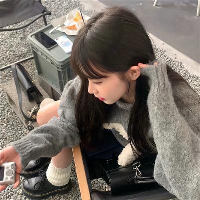 穿白丝绸的女人